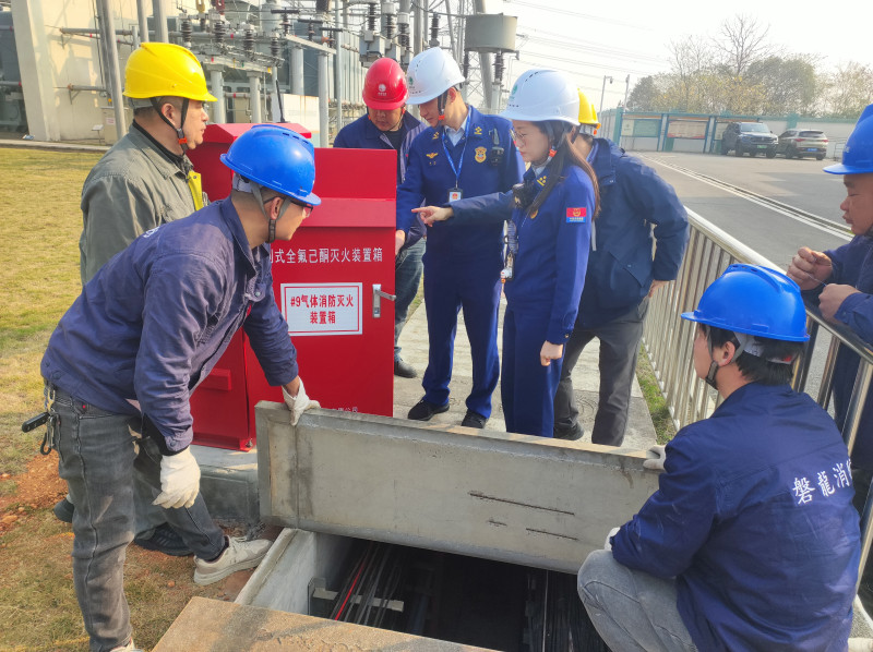 图为防火监督员在检查。 长沙晚报通讯员 王磊 摄