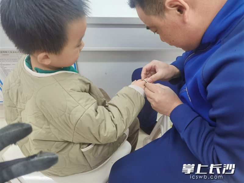 消防员正在帮助幼童脱困。 长沙晚报通讯员 李纯 摄 消防员正在帮助幼童脱困。 长沙晚报通讯员 李纯 摄