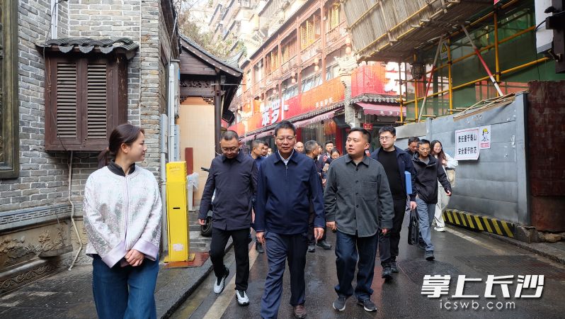 长沙市住建局赴芙蓉区定王台街道丰泉古井社区实地调研督导小散工程工作。 均为长沙晚报全媒体记者刘嘉摄 长沙市住建局赴芙蓉区定王台街道丰泉古井社区实地调研督导小散工程工作。 均为长沙晚报全媒体记者刘嘉摄