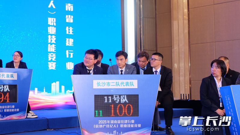 比赛过程中，各队伍激烈角逐，图为抢答环节。