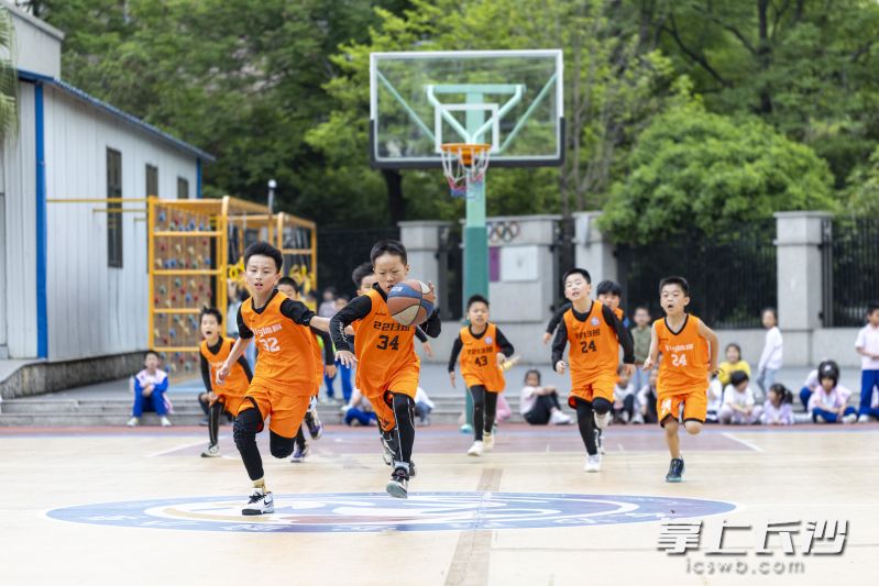 荣誉背后是日复一日的刻苦训练和赛场上的团结拼搏。均为学校 供图