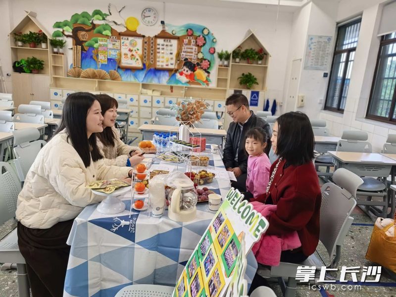 在2507班的活动现场，老师与家长、孩子开心交流。