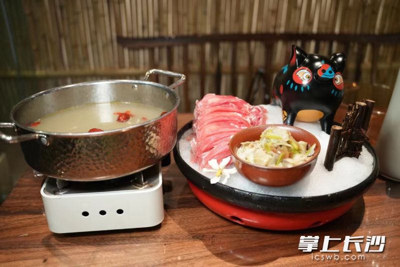 由宁乡花猪肉和栀子花创新的打边炉菜品,受到市场消费者的欢迎。 由宁乡花猪肉和栀子花创新的打边炉菜品,受到市场消费者的欢迎。