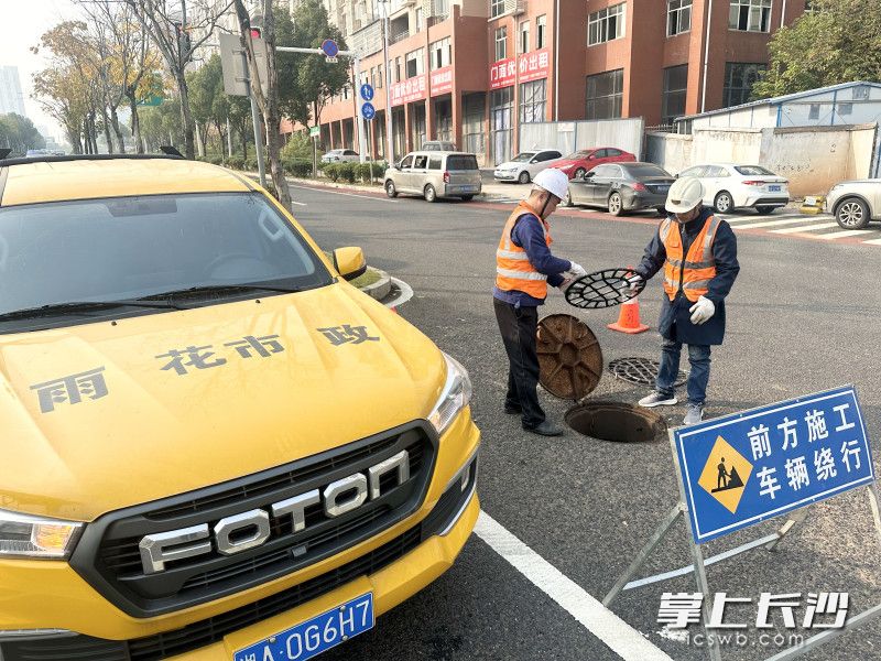 雨花区为万口窨井装上坚实“生命防护网”。均为全媒体记者 周游 通讯员 高兴 摄影报道 雨花区为万口窨井装上坚实“生命防护网”。均为全媒体记者 周游 通讯员 高兴 摄影报道
