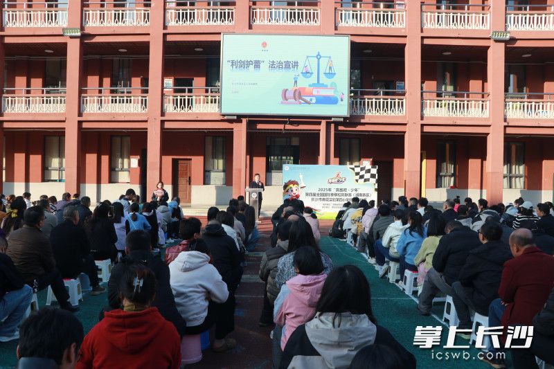 宣讲团深入21所中小学校开展“利剑护蕾”主题普法巡讲。 资料图片 宣讲团深入21所中小学校开展“利剑护蕾”主题普法巡讲。 资料图片