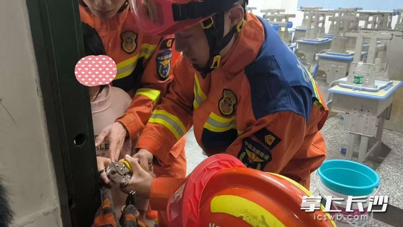 消防员正在破拆营救。 长沙晚报通讯员 王磊 摄 消防员正在破拆营救。 长沙晚报通讯员 王磊 摄