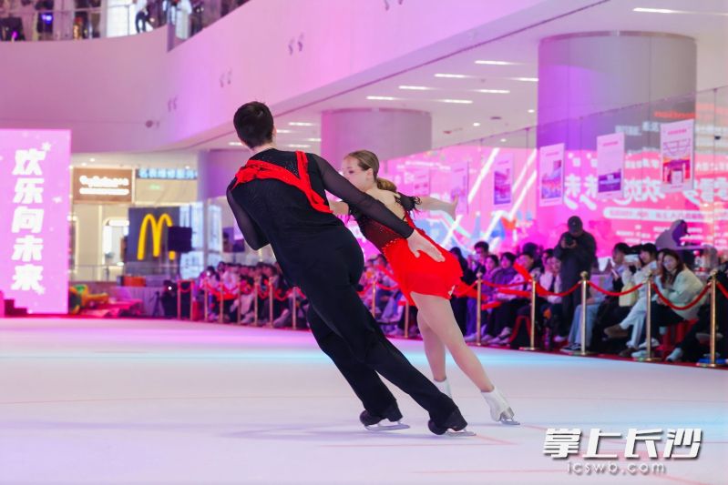 冰舞表演。 冰舞表演。