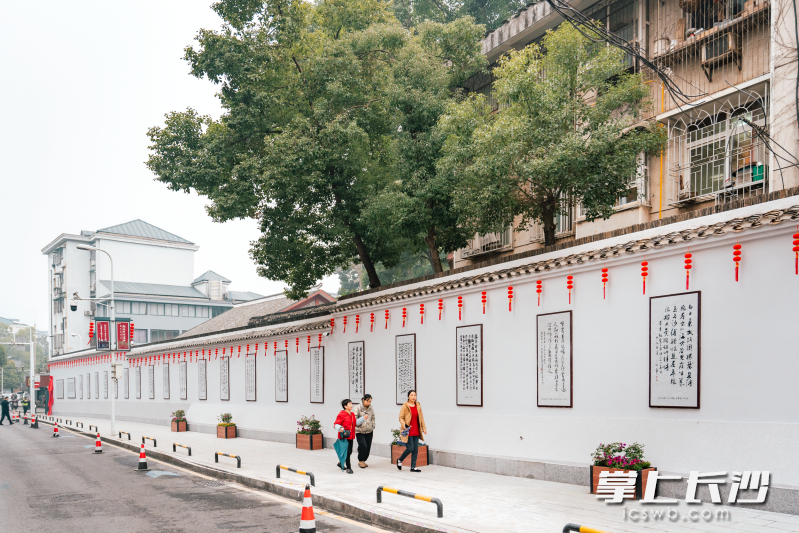 新民学会诗词文化墙。 均为通讯员供图 新民学会诗词文化墙。 均为通讯员供图