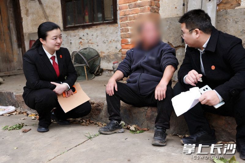 执行法官与当事人进行沟通。均为法院供图