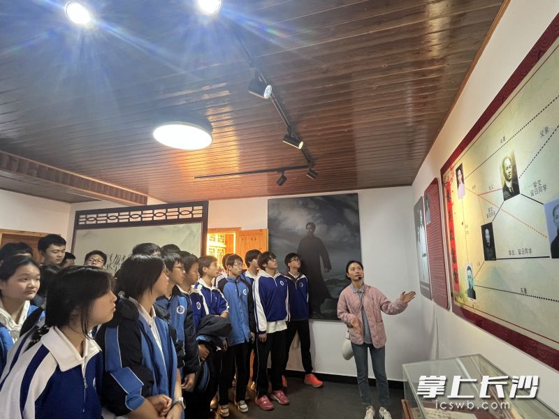 在淑一珍藏馆,同学们聆听毛泽东和李肖聃、李淑一等的故事。 在淑一珍藏馆,同学们聆听毛泽东和李肖聃、李淑一等的故事。