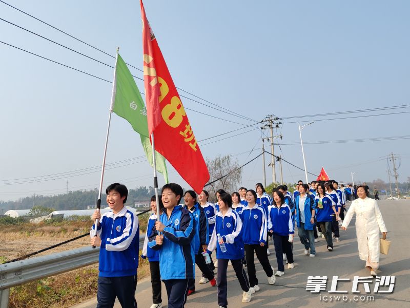 白箬中学九年级师生沿着1917年青年毛泽东的游学足迹,开启了一场沉浸式红色研学之旅。 均为长沙晚报通讯员彭向红供图 白箬中学九年级师生沿着1917年青年毛泽东的游学足迹,开启了一场沉浸式红色研学之旅。 均为长沙晚报通讯员彭向红供图