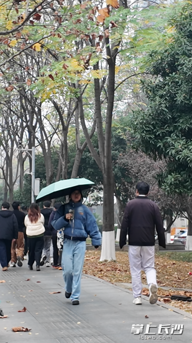 寒潮来袭,今日市民换上了厚厚的外套。 长沙晚报全媒体记者 林暘 摄 寒潮来袭,今日市民换上了厚厚的外套。 长沙晚报全媒体记者 林暘 摄