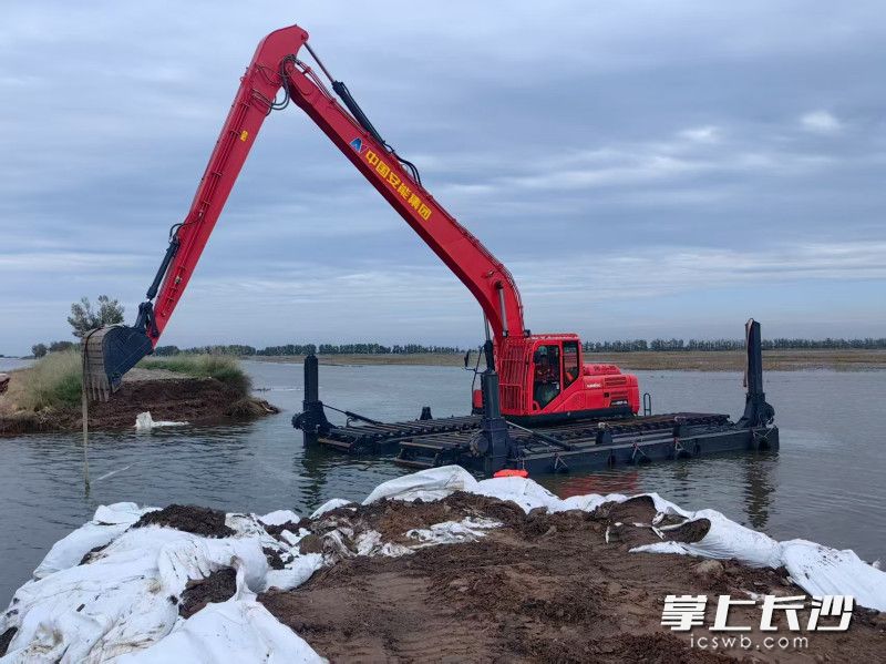 2025年8月,山河智能水陆两栖挖掘机参加内蒙古自治区土默特右旗双龙镇堤坝溃口实战救援。长沙晚报通讯员 尹靖 供图 2025年8月,山河智能水陆两栖挖掘机参加内蒙古自治区土默特右旗双龙镇堤坝溃口实战救援。长沙晚报通讯员 尹靖 供图