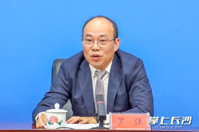 市科技局党组成员、副局长罗强介绍了长沙在科技赋能文化产业高质量发展方面开展的工作及突出成效。长沙晚报全媒体记者 刘晓敏 摄 市科技局党组成员、副局长罗强介绍了长沙在科技赋能文化产业高质量发展方面开展的工作及突出成效。长沙晚报全媒体记者 刘晓敏 摄