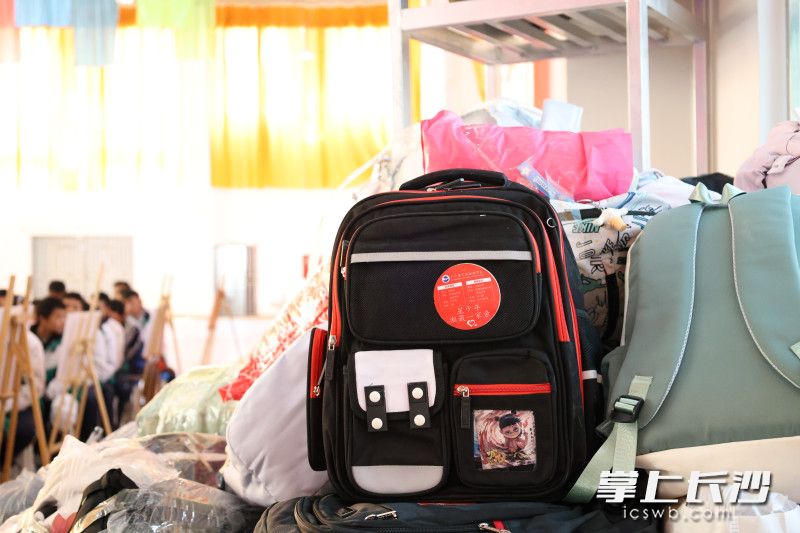 来自长沙的2400余份爱心礼包，不仅是暖冬的衣物，更是联系湘藏情谊的桥梁。