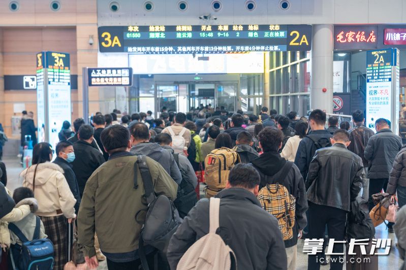 12月25日至26日,长沙南站将全面提升长沙南站至韶山南站的铁路运输能力,全力保障旅客出行需求。 资料图片 12月25日至26日,长沙南站将全面提升长沙南站至韶山南站的铁路运输能力,全力保障旅客出行需求。 资料图片