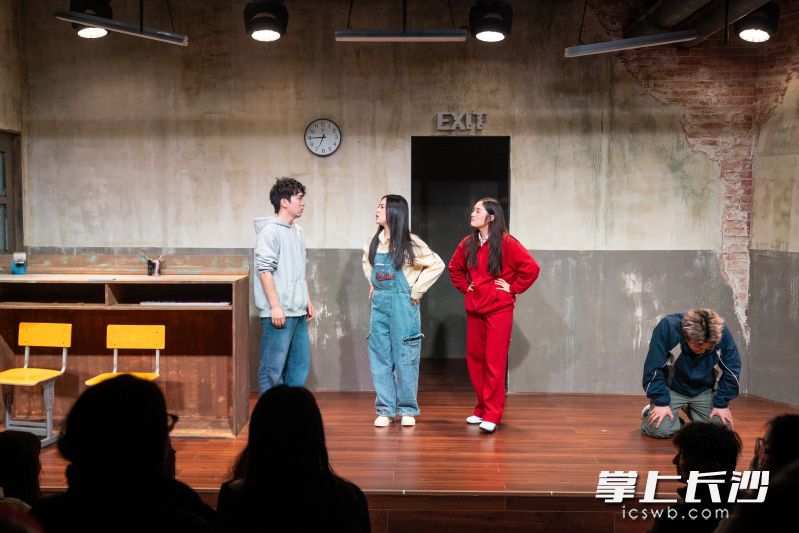 昔日的同窗情谊与隐秘真相在悬疑叙事中被层层剥开。 昔日的同窗情谊与隐秘真相在悬疑叙事中被层层剥开。