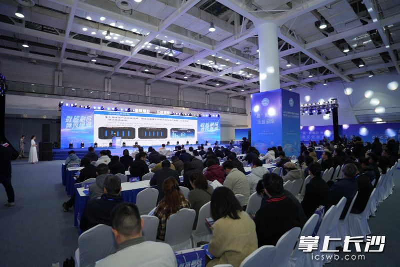 12月13日,“数旅融合 竞秀潇湘”2025湖南电竞产业发展大会在长沙举行。 12月13日,“数旅融合 竞秀潇湘”2025湖南电竞产业发展大会在长沙举行。