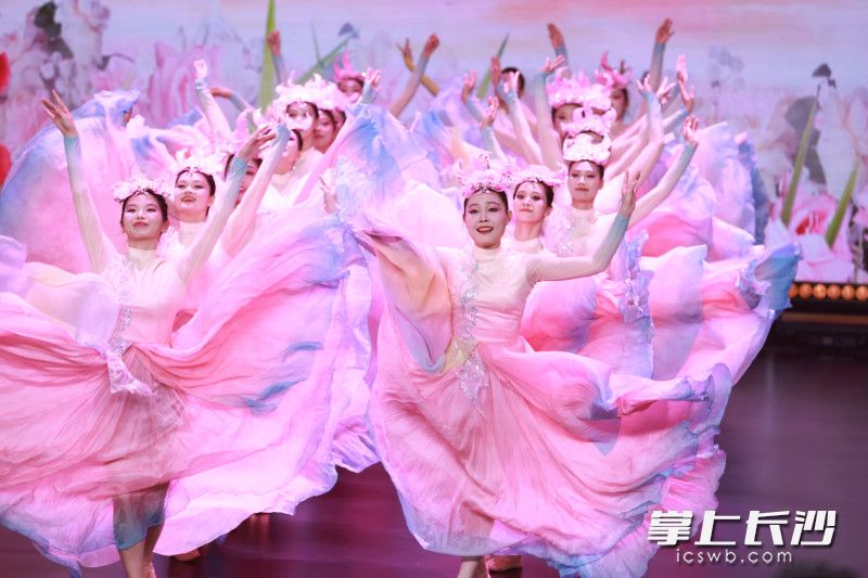 《花开中国》以优美的舞姿和饱满的情感,展现了新时代长沙女性的精神风貌。 《花开中国》以优美的舞姿和饱满的情感,展现了新时代长沙女性的精神风貌。