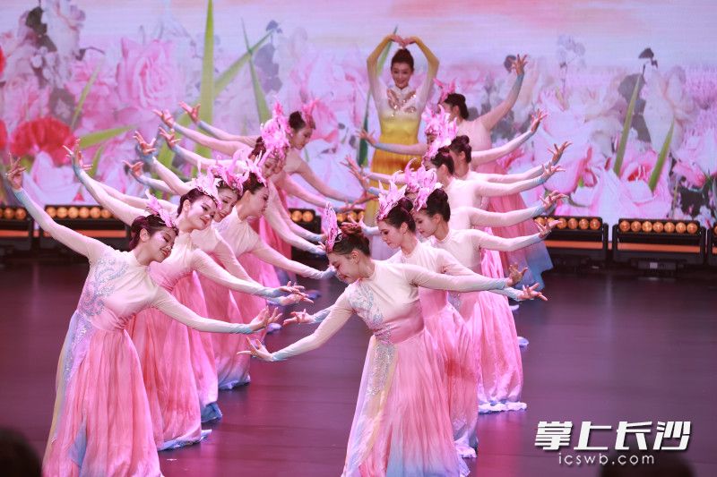 舞蹈生动诠释了“盛世花开,幸福家来”的温暖主题。 舞蹈生动诠释了“盛世花开,幸福家来”的温暖主题。