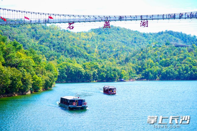 比赛日当天,每位参赛选手凭参赛号码布,即可享受免费游景区福利,同行家属享受五折游园权限。 比赛日当天,每位参赛选手凭参赛号码布,即可享受免费游景区福利,同行家属享受五折游园权限。