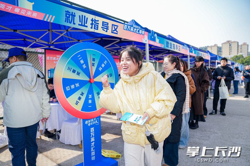 现场还提供就业指导、简历诊断等一站式服务。
