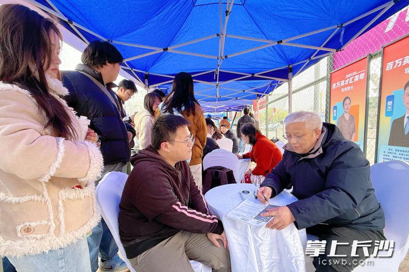 一名学子正在导师的指点下优化自身简历。均为长沙晚报全媒体记者 刘攀 摄 