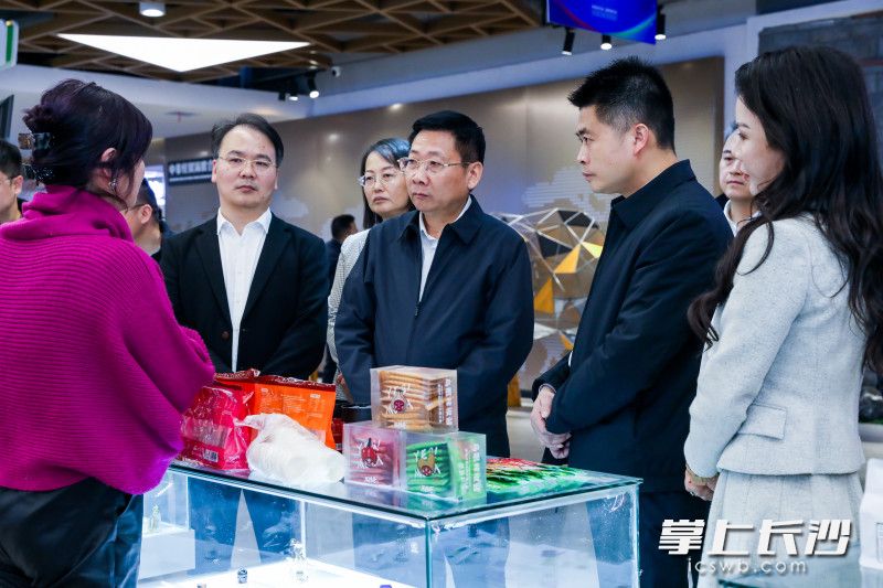 12月13日，市委副书记、代市长陈博彰在雨花区宣讲党的二十届四中全会、省委十二届九次全会精神并开展调研。图为中非经贸博览会常设展馆。长沙晚报全媒体记者 董阳 摄