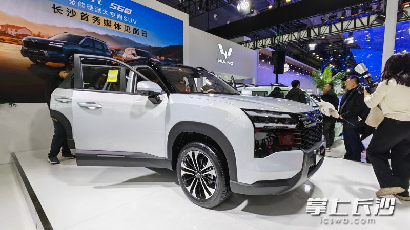 首秀式刚刚结束，就有消费者赶紧坐进新车进行体验。 长沙晚报全媒体记者 曹开阳 摄