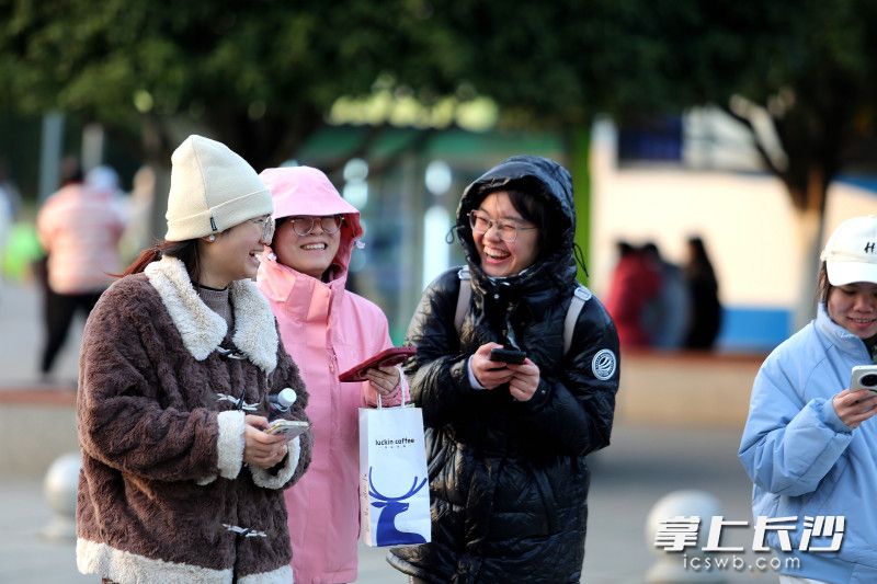今日，长沙又是晴好天气，市民纷纷来到湖南烈士公园游园打卡，快乐过周末。 均为长沙晚报全媒体记者贺文兵摄