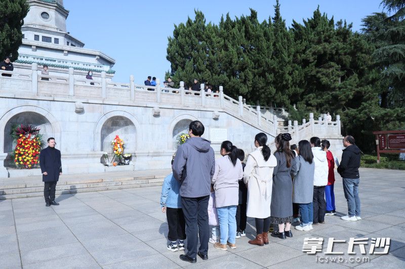 烈士塔下缅怀先烈。均为公园供图