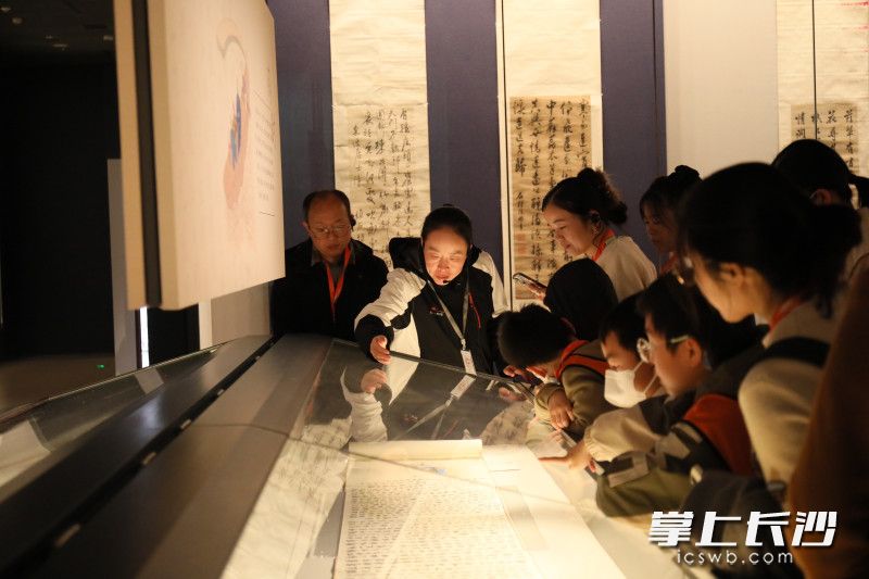 在省博物馆参观。