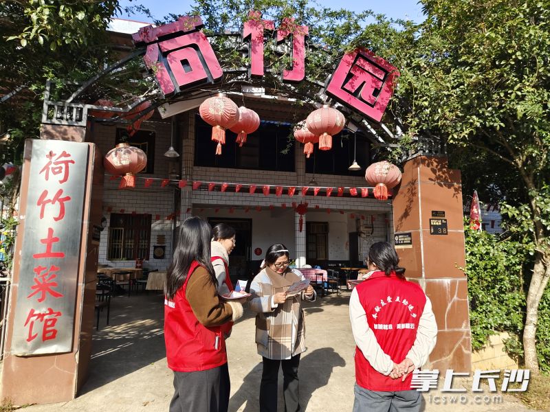 志愿者进行入户宣传。 志愿者进行入户宣传。