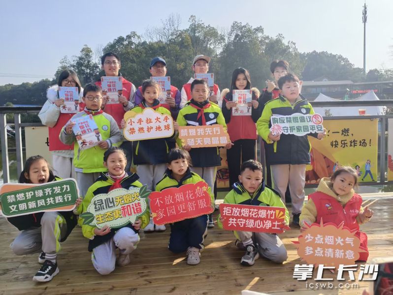 参加行动的小小志愿者。 参加行动的小小志愿者。