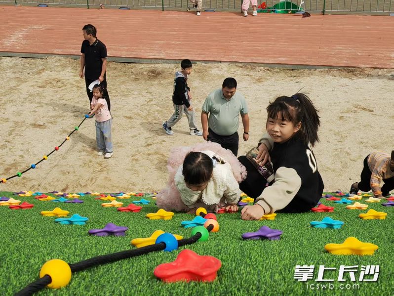 宁乡回龙铺镇的亲子乐园独具特色,孩子们满心欢喜地游玩。 均为长沙晚报全媒体记者张禹、通讯员孙新明摄 宁乡回龙铺镇的亲子乐园独具特色,孩子们满心欢喜地游玩。 均为长沙晚报全媒体记者张禹、通讯员孙新明摄