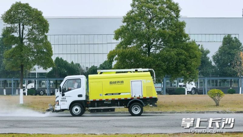 首创“深度去污”的盈峰环境纯电动路面养护车正在作业。长沙晚报通讯员 胡谦供图
