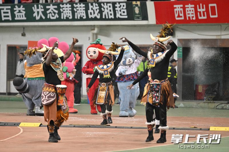 充满异国风情的表演。