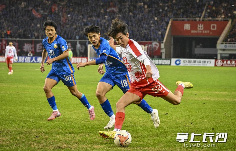 长沙队边路传中。