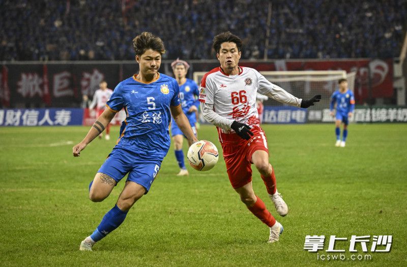 双方争抢球权。