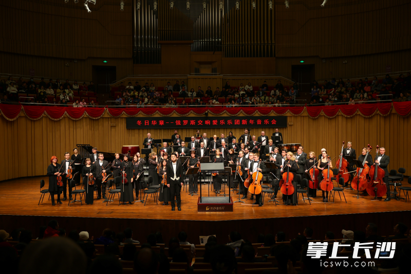 青年指挥家彭英发与俄罗斯交响爱乐乐团。 均为通讯员供图 青年指挥家彭英发与俄罗斯交响爱乐乐团。 均为通讯员供图