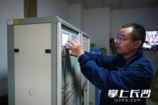 芙蓉区韭菜园街道一栋居民住宅楼内，高层建筑火灾隐患排查专家卢大勇正在排查消防隐患。 均为长沙晚报全媒体记者林暘摄