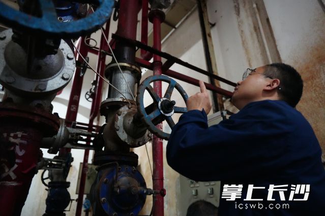 专家组在水泵房等消防关键部位进行隐患排查。