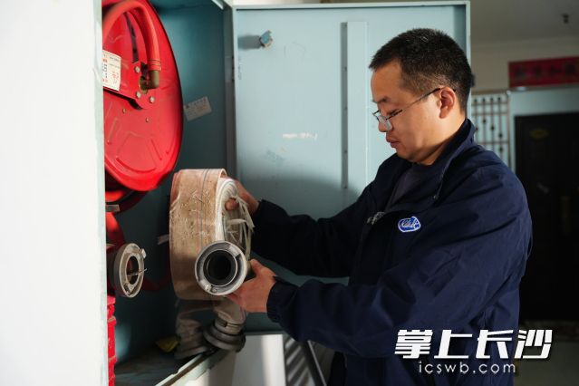 专家对居民住宅楼楼层进行随机抽查。