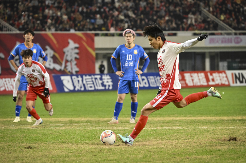 姜承坤主罚点球。