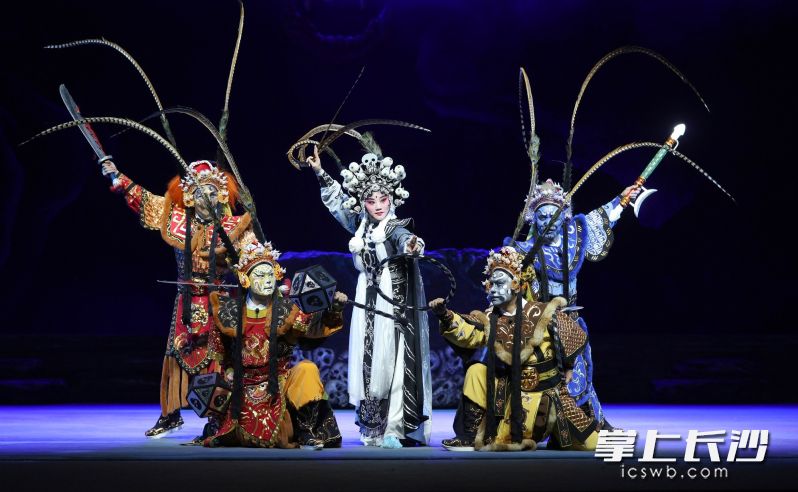 融合了杂技、武术精髓绝活的婺剧《三打白骨精》，契合当下短视频的传播特性。资料图片
