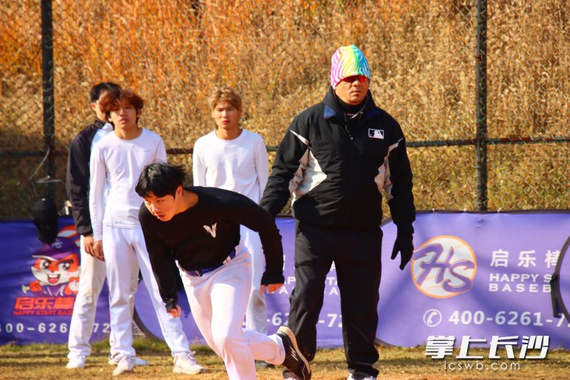 小球员参加选拔。 小球员参加选拔。