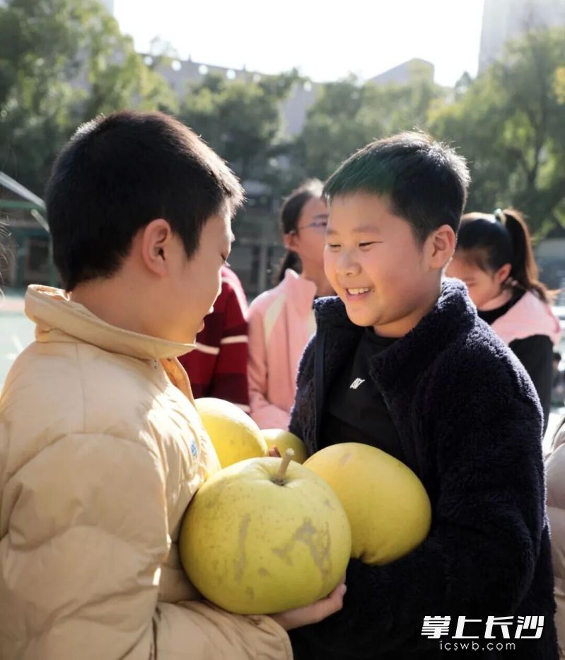 主题实践日当天，四大跨学科闯关活动同步开启，其中打柚子、赶柚子接力两大环节备受学子追捧，校园内热闹非凡。