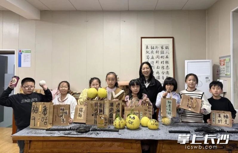 特色书法课上，学子们以柚为媒，开启传统书法与文创设计的融合之旅。