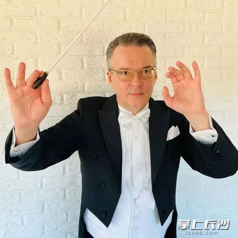 乐团艺术总监兼指挥安德烈·奥吉耶夫斯基。