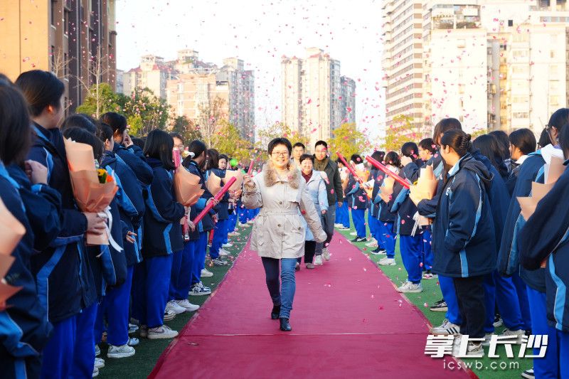 雅礼书院中学班主任节启动，班主任们走红毯。 均为长沙晚报全媒体记者林暘摄
